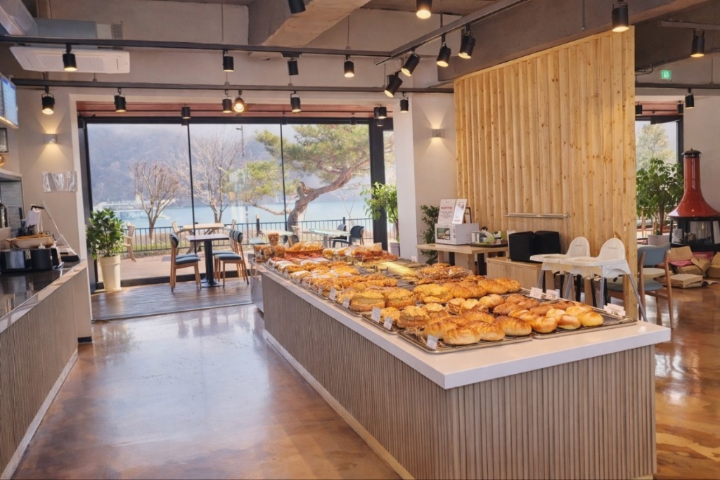 별그랑 남이섬점 따뜻한 조명의 베이커리 인테리어